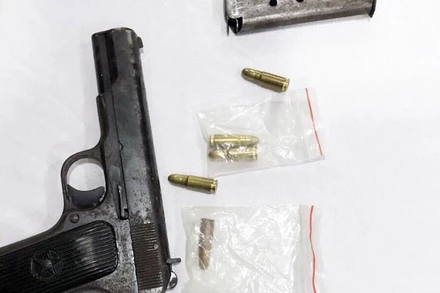 Một trong hai khẩu súng công an thu giữ. (Ảnh: Công an TP Cần Thơ)