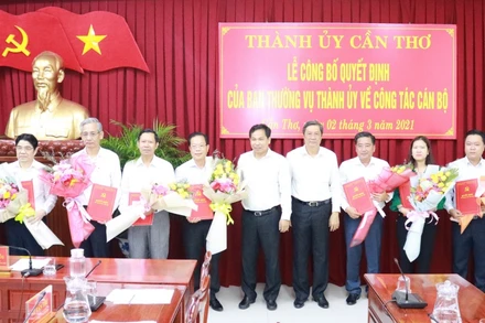 Bí thư và Phó Bí thư Thành ủy Cần Thơ trao quyết định cho các cán bộ.