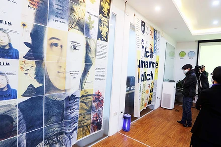 Khách xem triển lãm “Gió thổi - Đổi giời” và tác phẩm “Ôm người” của Veronika (Đức).