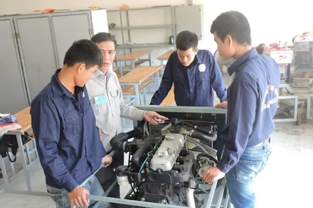 Học sinh, sinh viên Trường cao đẳng Việt Nam - Hàn Quốc - Quảng Ngãi trong giờ thực hành.