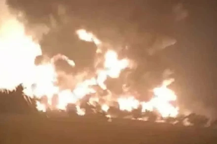 Hiện trường đám cháy tại nhà máy lọc dầu. (Ảnh: Antara)