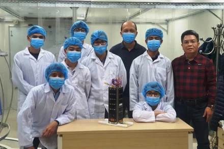 PGS, TS Phạm Anh Tuấn, Tổng Giám đốc Trung tâm Vũ trụ Việt Nam cùng các nhà khoa học phát triển vệ tinh NanoDragon.
