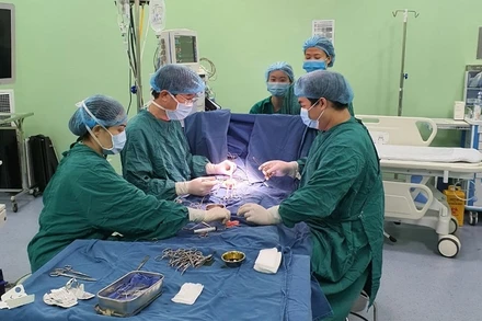 Bệnh nhi suy thận cuối, có đột biến gen WT1 được ghép thận thành công