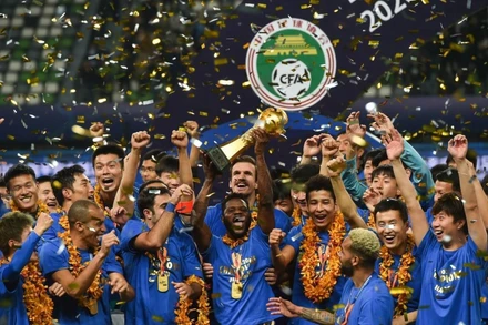 Jiangsu Suning đăng quang China Super League, 3 tháng trước khi ngừng hoạt động. (Ảnh: Getty Images)