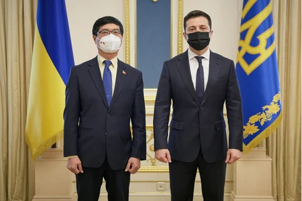 Đại sứ Việt Nam tại Ukraine Nguyễn Hồng Thạch (bên trái) và Tổng thống Ukraine Vladimir Zelensky tại lễ trình Uỷ nhiệm thư.