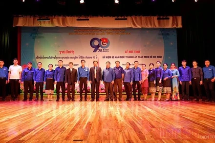 Đồng chí Lê Nho Thạnh, đồng chí Trần Đại Thắng và các đại biểu Lào cùng Ban Cán sự Đoàn TNCS HCM tại lễ mít-tinh.