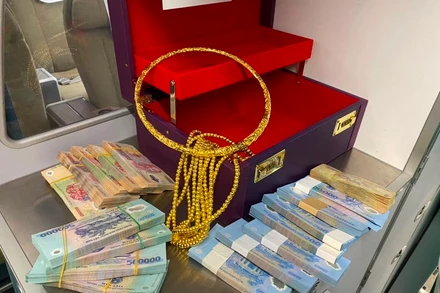 Tiếp viên VNA phát hiện tài sản lớn khách bỏ quên trên máy bay