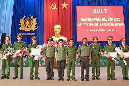Ban Giám đốc Công an tỉnh Cà Mau trao Bằng khen, giấy khen cho các tập thể, cá nhân quyết tâm vượt khó nâng cao hiệu quả cấp CCCD.