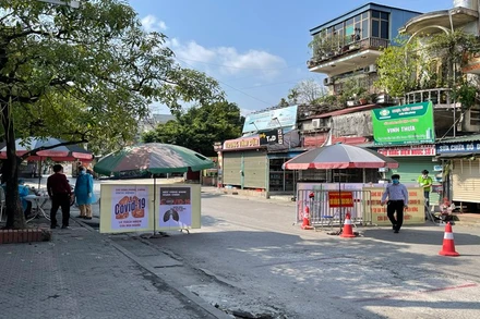 Chốt kiểm soát y tế trên đường từ huyện Kim Thành về xã Kim Đính.