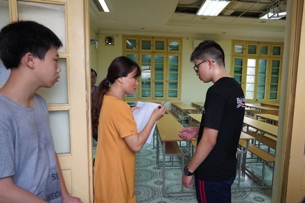 Tại kỳ thi vào lớp 10 Trường THPT chuyên Khoa học Tự nhiên