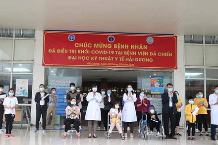 Các bệnh nhân Covid-19 được điều trị tại Bệnh viện dã chiến số 2 được công bố khỏi bệnh và ra viện sáng ngày 28-3.