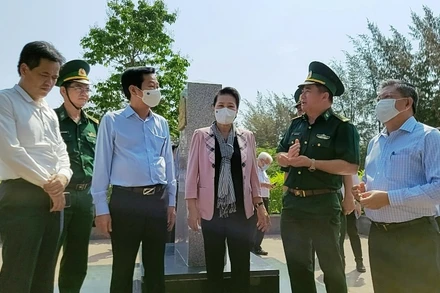 Đại diện lực lượng Bộ đội Biên phòng tỉnh Kiên Giang báo cáo nhanh với Chủ tịch Quốc hội Nguyễn Thị Kim Ngân về tình hình phòng, chống dịch tuyến biên giới Hà Tiên (Kiên Giang), sáng 19-3.