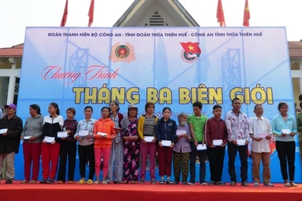 Ban Tổ chức chương trình tặng 30 suất quà cho các gia đình có hoàn cảnh đặc biệt khó khăn tại A Lưới.