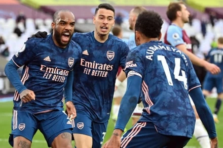 “Người hùng” Lacazette (trái) lập cú đúp, gỡ hòa 3-3 cho Arsenal.