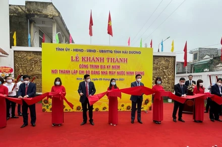 Cắt băng khánh thành công trình kỉ niệm 110 năm ngày sinh đồng chí Lê Thanh Nghị.