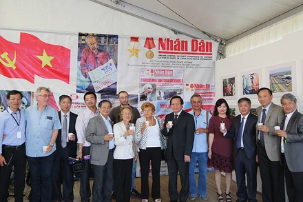 Tác giả (thứ năm từ trái sang) và một số Việt kiều vinh dự chụp ảnh cùng Đoàn đại biểu Báo Nhân Dân do Phó Tổng Biên tập Phan Huy Hiền dẫn đầu và các bạn Pháp gắn bó với Việt Nam tại Gian trưng bày Báo Nhân Dân ở Hội báo Nhân đạo tháng 9-2016. 