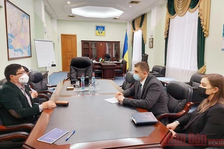 Đại sứ Nguyễn Hồng Thạch (bên trái) làm việc với ông Sergiy Kozyr, Tỉnh trưởng tỉnh Kherson. 