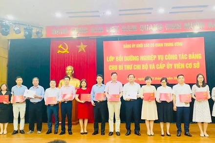 Bế giảng lớp bồi dưỡng nghiệp vụ công tác đảng