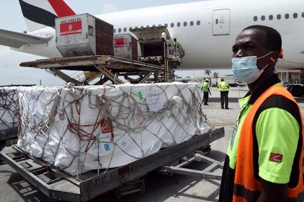 Lô vaccine Oxford/AstraZeneca thông qua cơ chế COVAX đầu tiên được chuyển đến Bờ Biển Ngà, ngày 26-2-2021. (Ảnh: Reuters)