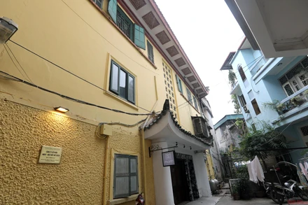 Mặt ngoài tòa nhà.