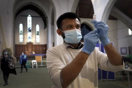 Dược sĩ tại London, Anh, đang chuẩn bị mũi tiêm vaccine của AstraZeneca. (Ảnh: AP)