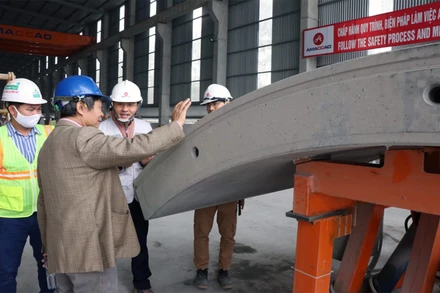 Các chuyên gia của Hội đồng nghiệm thu nhà nước tiến hành kiểm tra các thông số kỹ thuật, nguyên liệu sản xuất... của vỏ hầm.