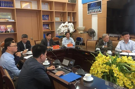 Các chuyên gia hội chẩn về ca bệnh nặng. 