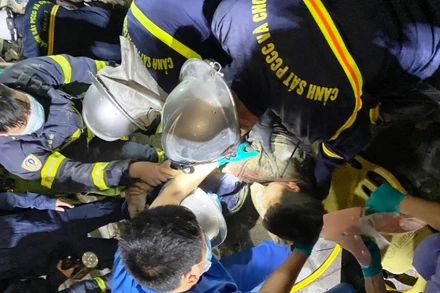 Lực lượng cảnh sát đã cứu hộ thành công người đàn ông bị kẹt dưới giàn giáo.