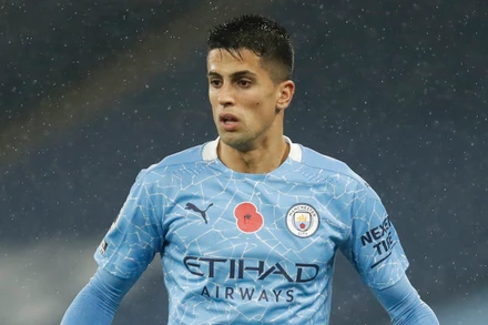 Joao Cancelo luôn tập trung trong mọi diễn biến. 