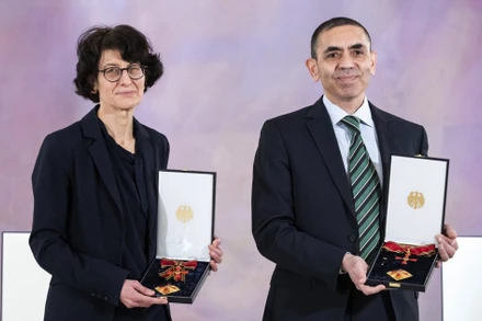 Hai vợ chồng nhà khoa học Ozlem Tureci và Ugur Sahin được nhận Huân chương danh dự của nước Đức. Ảnh: AP.