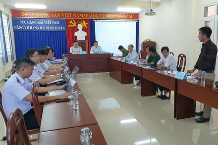 Đại diện lãnh đạo Cục Hàng hải Việt Nam cùng các cơ quan chức năng của tỉnh Bình Thuận nghe đại diện Công ty Trường Tâm trình bày phương án trục vớt tàu Bạch Đằng bị chìm ở vùng biển Mũi Né, TP Phan Thiết.