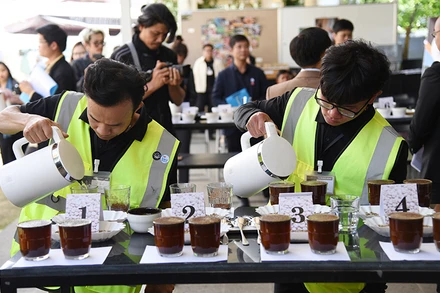 Các đội thi tham gia pha chế tại sự kiện quảng bá thương hiệu cà-phê Lạc Dương chất lượng cao, tại Đà Lạt ngày 26-3.