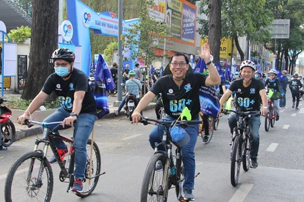 Nhiều cán bộ, người dân thành phố tham gia đạp xe tuyên truyền bảo vệ môi trường.