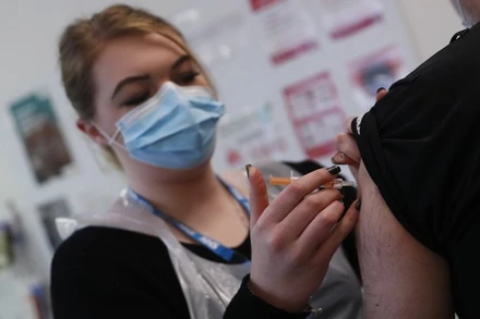 Vaccine ngừa Covid-19 của AstraZeneca đang được lưu hành tại Anh và hơn 70 quốc gia khác. (Ảnh: AP)