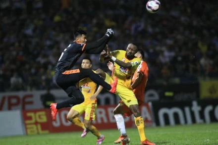 Samson bị phạt nặng sau cú đạp thẳng vào đùi thủ môn Nguyễn Tuấn Mạnh. (ẢNH: N.V)