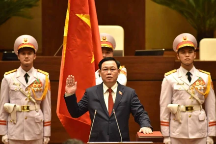 Chủ tịch Quốc hội, Chủ tịch Hội đồng Bầu cử quốc gia Vương Đình Huệ tuyên thệ nhậm chức. Ảnh: TRẦN HẢI.