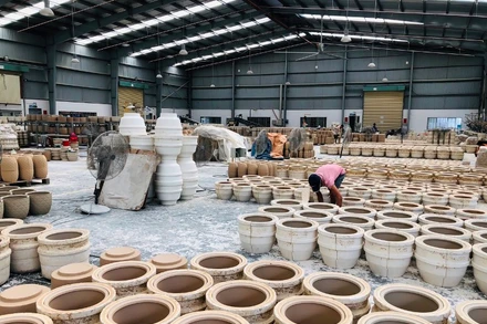 Xưởng sản xuất gốm của một doanh nghiệp thuộc diện di dời vào CCN gốm sứ Tân Hạnh.