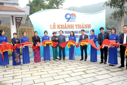 Các đại biểu cắt băng khánh thành công trình tu bổ, tôn tạo di tích Nhà bia cơ quan Trung ương Đoàn.