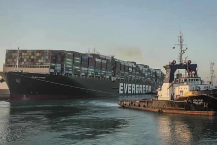 Tàu kéo đang lai dắt tàu mắc cạn. (Ảnh: AP)