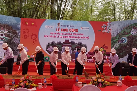 Đồng chí Đinh Tiến Dũng và lãnh đạo tỉnh Điện Biên động thổ khởi công công trình.