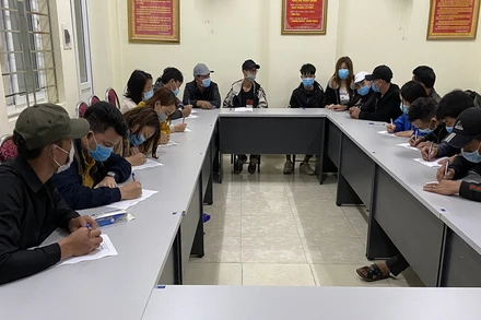 Các công dân có ý định xuất cảnh trái phép viết cam kết trở về địa phương, không xuất cảnh trái phép.