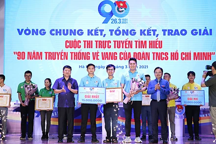 Đại diện Ban Tổ chức Cuộc thi trao giải nhất tặng các thí sinh đội "Đồng Lộc"