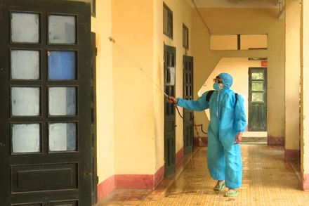 Khử khuẩn trong khu cách ly Đông Khê.