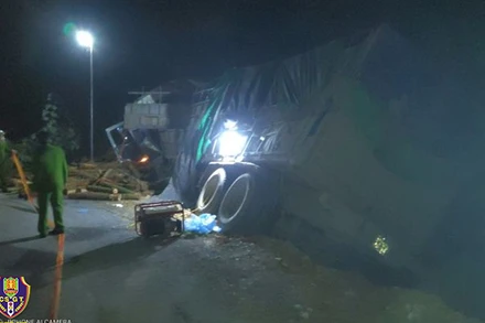 Lực lượng chức năng khẩn trương cấp cứu người bị nạn, phân luồng, điều tiết, bảo đảm an toàn giao thông khu vực xảy ra tai nạn. (Ảnh: Cục CSGT)