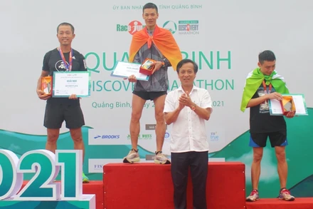 Ban Tổ chức trao giải cho các VĐV nam ở cự ly 42 km.