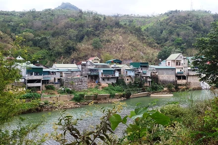 Nhiều nhà dân chênh vênh bên bờ sông Nâm Mộ.