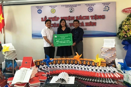 Ủy ban người Việt Nam ở nước ngoài TP Hồ Chí Minh trao tặng sách cho các trường.