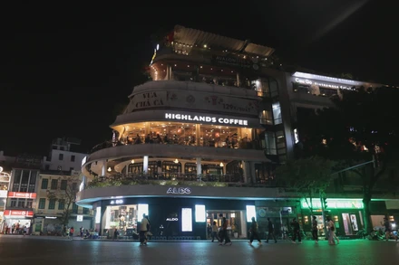 Phố đi bộ hồ Gươm vắng vẻ ngày đầu hoạt động trở lại