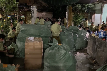 Lượng hàng giả lớn đến mức lực lượng chức năng phải dùng tới hơn 10 xe tải loại 3,5 tấn để chuyên chở. 
