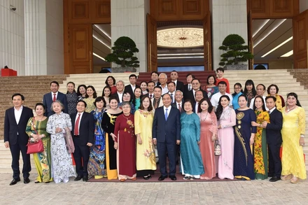 Thủ tướng gặp mặt đoàn Quỹ Học bổng Vừ A Dính và CLB “Vì Hoàng Sa - Trường Sa thân yêu”